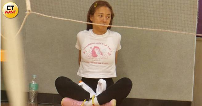 鬼鬼现身板桥运动中心，一直坐在地上做伸展动作。（图／本刊摄影组）