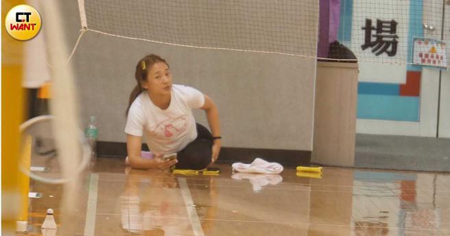 鬼鬼忽然向地上歪过去，不知是否在做瑜珈。（图／本刊摄影组）