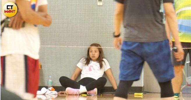 几个动作做完鬼鬼一副累瘫的样子靠在墙边。（图／本刊摄影组）