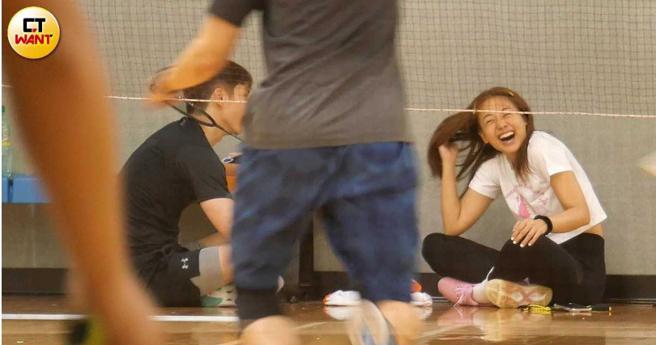 鬼鬼与阿本在球场一旁聊天，笑到乐不可支。（图／本刊摄影组）