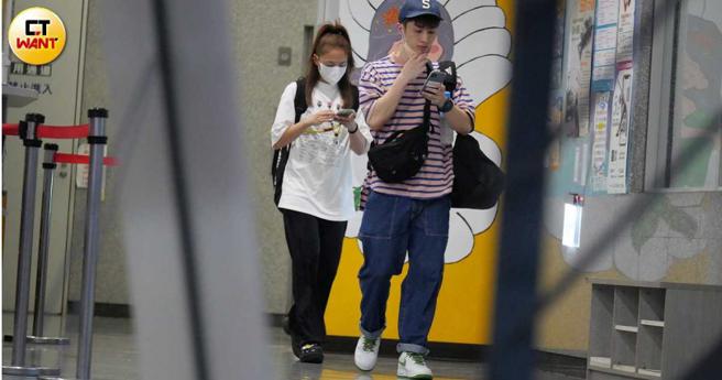 阿本与鬼鬼一前一后离开运动中心。（图／本刊摄影组）