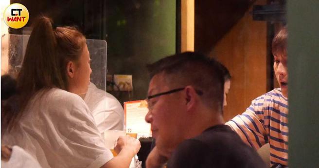 运动完阿本与鬼鬼前往烧肉店饱餐一顿。（图／本刊摄影组）