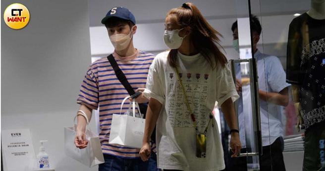 吃饱后两人在附近的服饰店閒逛购物。（图／本刊摄影组）