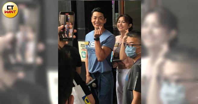 镜头来了禾浩辰仍相当敬业摆出招牌笑容露出可爱酒窝。。（图／本刊摄影组）