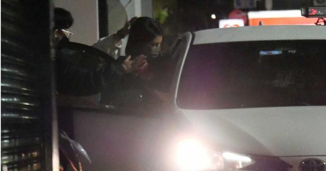 原本琳妲已經要坐上車，卻又下車想跟警察說些什麼。（圖／讀者提供）