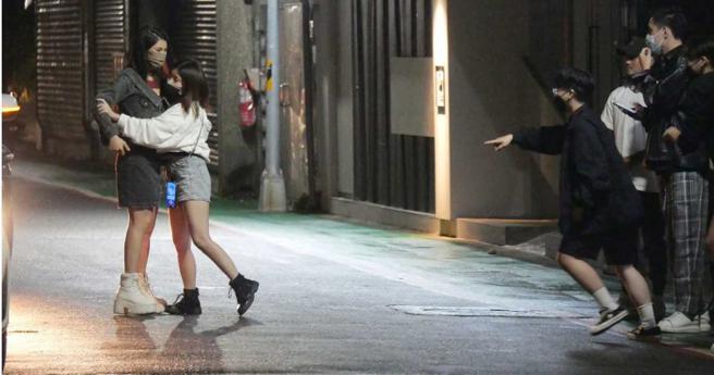 朋友一把抱住琳妲阻止她找警察。（圖／讀者提供）