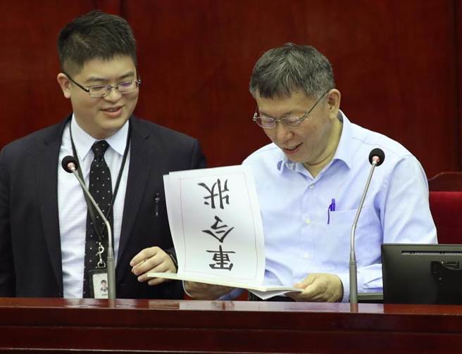 台北市政府近日悄悄修改「台北市政府派任或推荐至悠游卡投资控股股份有限公司及其转投资事业之董事长、总经理薪资标准规范」，让悠游卡公司总经理薪资最多可提高至台北捷运公司同级的2倍，悠游卡公司总经理邱昱凯（左）年薪将上看400万元。（本报资料照片）