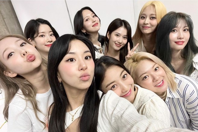 南韓女團TWICE近日剛宣布全體續約，打破韓國團體「7年魔咒」。（圖／jypetwice_japan IG）