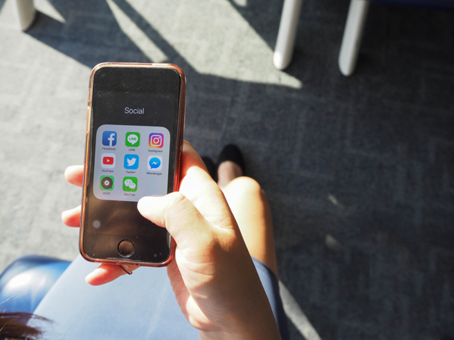 年轻人狂喊「yyds」，网路7大流行语意思一次看。（图／shutterstock）