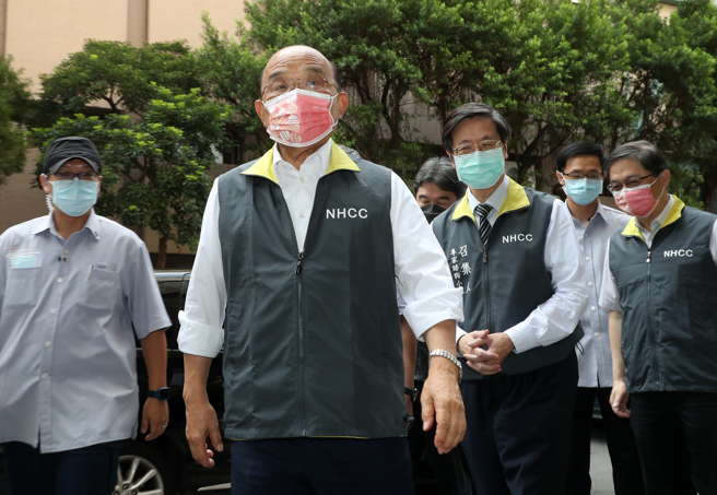 行政院長蘇貞昌（中）19日出席「嚴重特殊傳染性肺炎中央流行疫情指揮中心」擴大防疫會議。（劉宗龍攝）