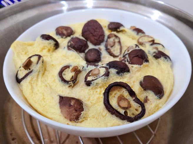 人妻蒸蛋乾成「蜂窩」，吸引1.4萬人朝聖。（圖／翻攝自爆廢公社公開版）