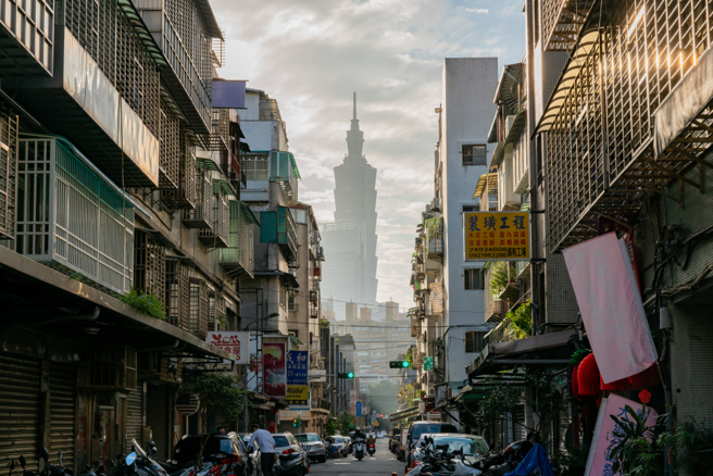 台北居大不易，有人忍不住上网问：「住台北老公寓有啥生活品质可言？」引出内行人回答老公寓好处。(图／shutterstock)