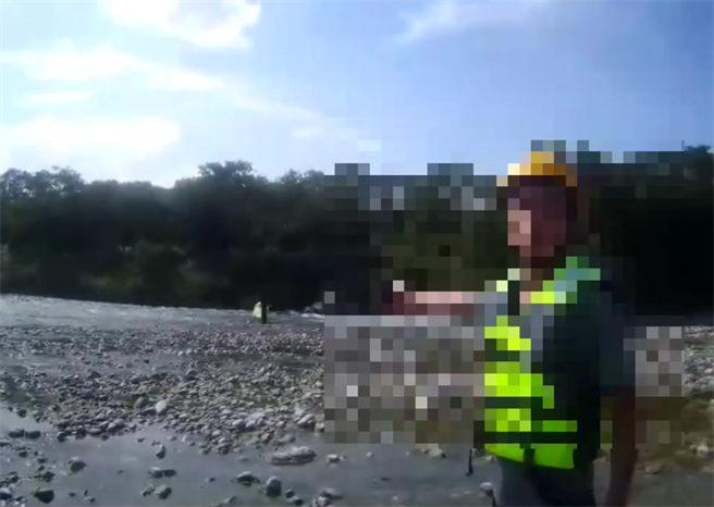 50岁刘姓妇人昨与母亲和丈夫一同从台中到花莲参加漂漂河水上活动，疑因泳圈绳索断裂而脱离队伍，并因强劲水流翻覆水中且卡在消坡块动弹不得，最后经警消救上岸后已失去呼吸心跳，且送医抢救不治。（警方提供／罗亦晽花莲传真）