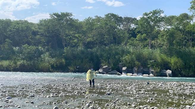 50岁刘姓妇人昨与母亲和丈夫一同从台中到花莲参加漂漂河水上活动，疑因泳圈绳索断裂而脱离队伍，并因强劲水流翻覆水中且卡在消坡块动弹不得，最后经警消救上岸后已失去呼吸心跳，且送医抢救不治。（警方提供／罗亦晽花莲传真）