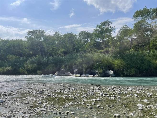 50岁刘姓妇人昨与母亲和丈夫一同从台中到花莲参加漂漂河水上活动，疑因泳圈绳索断裂而脱离队伍，并因强劲水流翻覆水中且卡在消坡块动弹不得，最后经警消救上岸后已失去呼吸心跳，且送医抢救不治。（警方提供／罗亦晽花莲传真）