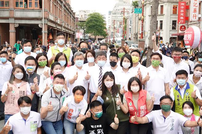 民进党台北市长参选人陈时中19日在前副总统陈建仁的陪同下前往台北霞海城隍庙上香参拜、公布竞选团队，并与党籍市议员参选人合影。（姚志平摄）