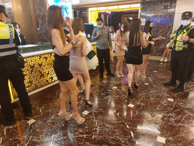 疫情逐渐趋缓，为净化选前治安、维护社会秩序平稳，桃园市政府警察局18日晚间，结合暑期青春专案，规画执行扩大临检扫盪勤务。（翻摄照片）