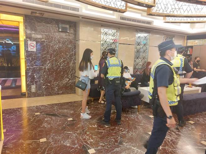 疫情逐渐趋缓，为净化选前治安、维护社会秩序平稳，桃园市政府警察局18日晚间，结合暑期青春专案，规画执行扩大临检扫盪勤务。（翻摄照片）