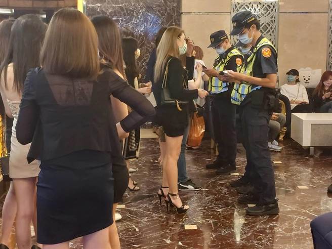 疫情逐渐趋缓，为净化选前治安、维护社会秩序平稳，桃园市政府警察局18日晚间，结合暑期青春专案，规画执行扩大临检扫盪勤务。（翻摄照片）