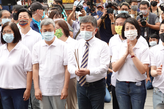 民进党台北市长参选人陈时中19日在前副总统陈建仁的陪同下前往台北霞海城隍庙上香参拜、公布竞选团队，并与党籍市议员参选人合影。（姚志平摄）