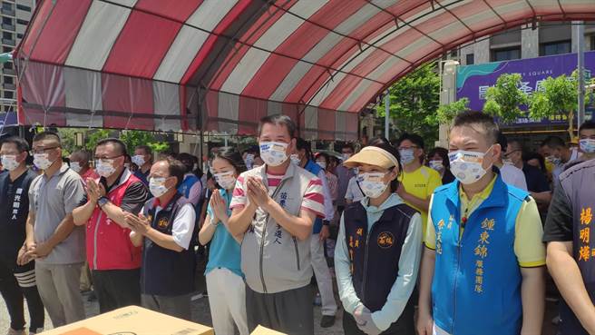 苗栗縣議長鍾東錦（前中）再砲轟國民黨中央是炮打自己人，一再證實「內鬥內行、外鬥外行」的負面印象。（李京昇攝）