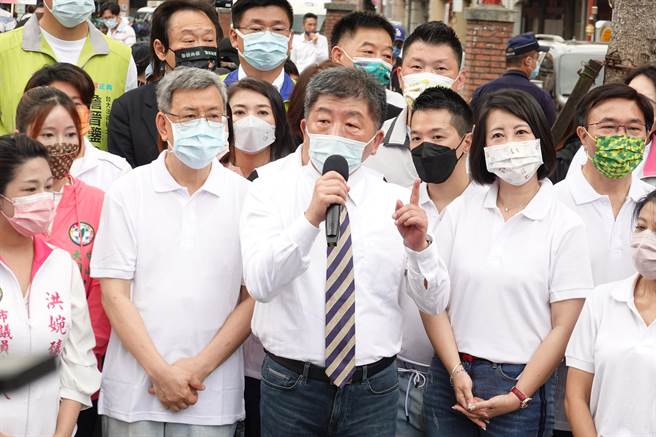 民进党台北市长参选人陈时中19日在前副总统陈建仁的陪同下前往台北霞海城隍庙上香参拜、公布竞选团队，并与党籍市议员参选人合影。（姚志平摄）