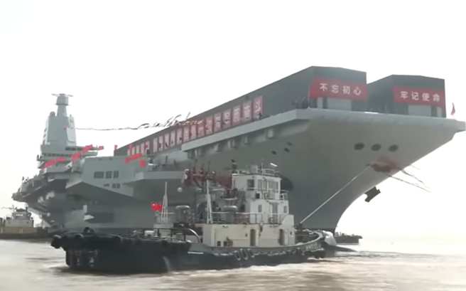 中方第3艘航母「福建」艦出塢海試的畫面。（央視）