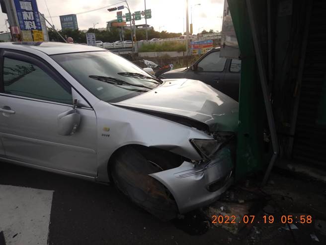 蔡男今天清晨酒后开车高速闯红灯后，失控逆向自撞路旁灯杆，车头全毁。（民眾提供／谢琼云台中传真）