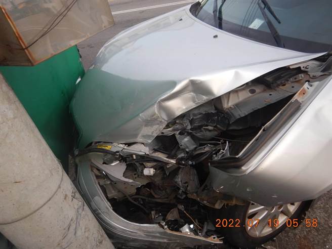 蔡男今天清晨酒后开车高速闯红灯后，失控逆向自撞路旁灯杆，车头全毁。（民眾提供／谢琼云台中传真）