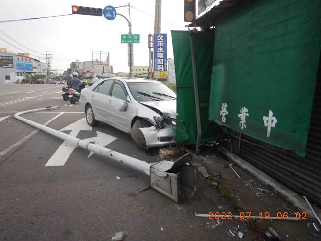 蔡男今天清晨酒后开车高速闯红灯后，失控逆向自撞路旁灯杆，车头全毁。（民眾提供／谢琼云台中传真）
