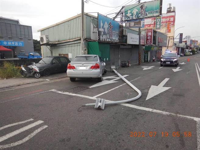 现场一片狼藉，蔡男躺在驾驶座，因肋骨断裂痛到无法动弹也无法言语。（民眾提供／谢琼云台中传真）