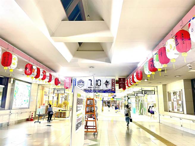 近300个来自台南的灯笼，高挂在人潮往来频繁的日本JR山形车站。（市府提供／台南报导）