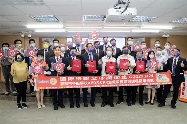 台南市教育局与东北扶轮社签订合作组织备忘录，完成校校1台AED（自动体外心臟电击去颤器）愿景。（曹婷婷摄）