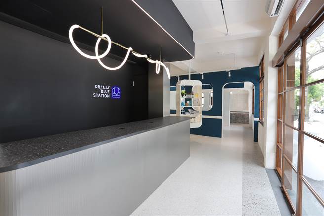 蓝皮意象馆「现在区」为旅客报到柜台并且贩售蓝皮解忧号周边商品。（雄狮旅游提供）