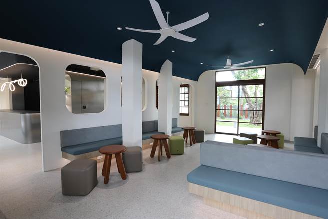 蓝皮意象馆「过去区」为蓝皮车厢座位区及餐饮吧台区。（雄狮旅游提供）