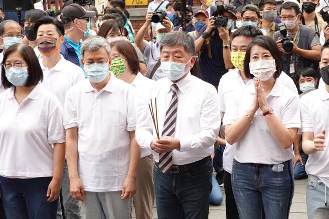 民進黨台北市長參選人陳時中19日在前副總統陳建仁的陪同下前往台北霞海城隍廟上香參拜、公布競選團隊，並與黨籍市議員參選人合影。（姚志平攝）