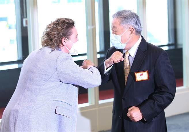 欧洲议会副议长毕尔（Nicola Beer，左起）搭机抵台，外交部次长田中光前往国宾门接机。（范扬光摄）