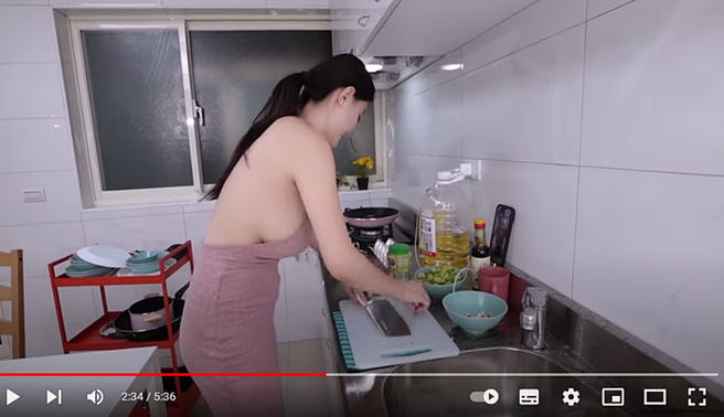 霏霏分享做菜影片。（图／翻摄自想入霏霏 Ms. Fei Fei Youtube）