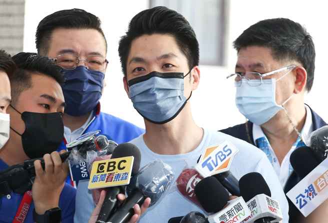 国民党台北市长参选人蒋万安，19日出席龙洲里照顾关怀据点开幕茶会，受访时对绿卡议题表示，自己首次选立委前就依法申请放弃绿卡，他并点名民进党对手陈时中，虽然在书中和受访时也提到放弃绿卡，但也应提出相关证明文件。（陈俊吉摄）