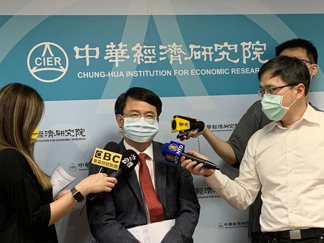（中华经济研究院长张传章表示，输入物价高涨，加上新台币走贬，加重国内物价水准推升。图／陈碧芬）