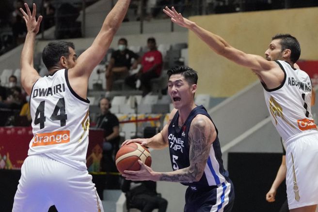 中华队刘铮遭到约旦球员包夹。（美联社）