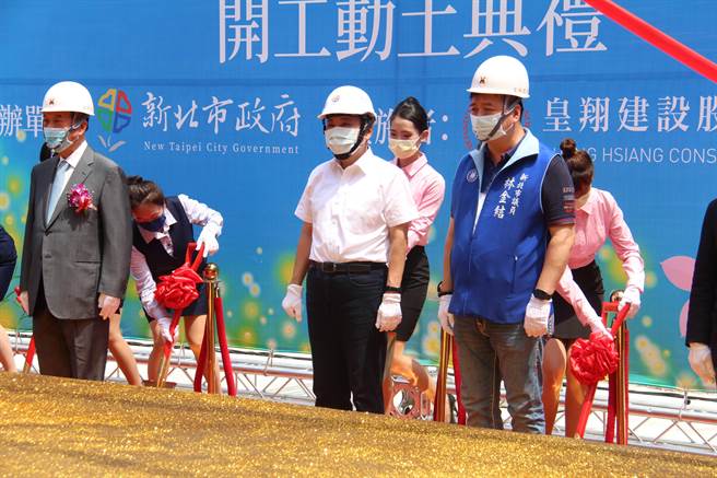 新北市土城区中央路四段52巷及顶埔街口，因老旧建物增建，社区窄小，市府启动公办都更，整合公私土地，并规画兴建3栋住商大楼，预计2025年完工。（蔡雯如摄）