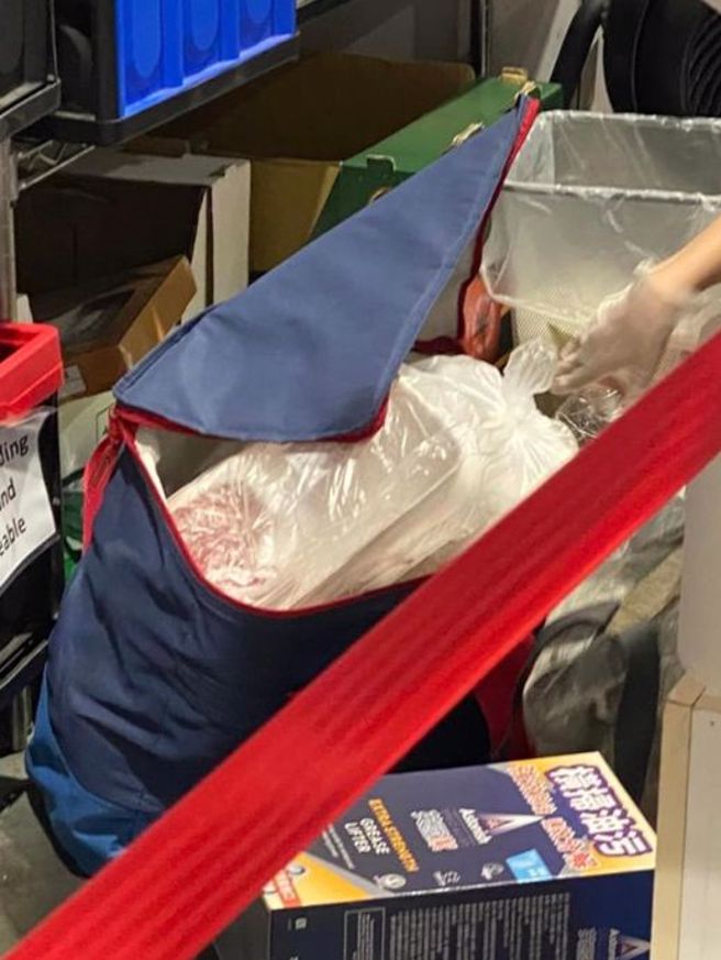 這名外國人退貨的食物有兩大袋之多。(翻攝自《Costco好市多 商品經驗老實說》 )