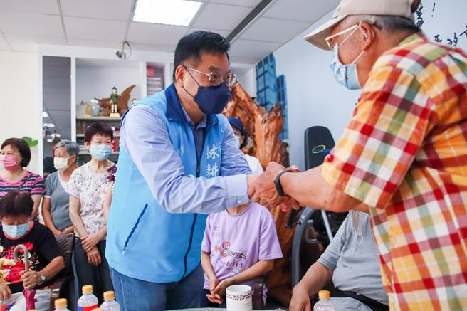国民党参选人林耕仁19日拜访前身为将军村的「华夏金城」，并与居民话家常，受到住户热烈欢迎。（林耕仁提供／陈育贤新竹传真）