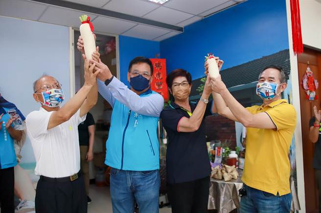 林耕仁（左二）今天上午前往华夏金城拜访眷村荣民、荣眷以及住户，住户热情致赠粽子、萝卜，表示「市长高中」、「好彩头」。（林耕仁提供／陈育贤新竹传真）