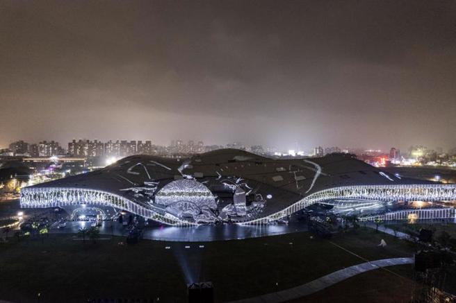  以卫武营建筑为主体的「『武营晚点名』岛屿记忆．光舟剧场」，设计在长达381公尺的巨幅光影中，诉说台湾岛屿丰厚的文化与记忆，获法国NOVUMDESIGN AWARD数位艺术和平面设计类银奖殊荣。（图/ 中央社）