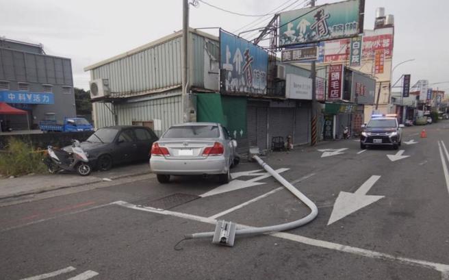 台中市西屯区广福路与中科路口，19日上午5时多发生轿车自撞灯杆事故，驾驶肋骨受伤，送医后抽血酒测值超标，全案由警方依违反公共危险罪嫌函送法办。（图/ 中央社）