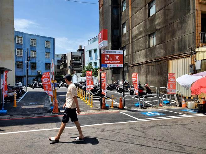 桃园市交通局在龟山市场新增2个停车场、共257个机车停车格和25个汽车格，且创全国之先，试办机车前3个小时免费政策。(蔡依珍摄)