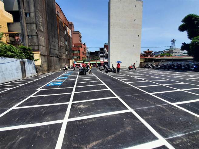 桃园市交通局在龟山市场新增2个停车场、共257个机车停车格和25个汽车格，且创全国之先，试办机车前3个小时免费政策。(蔡依珍摄)