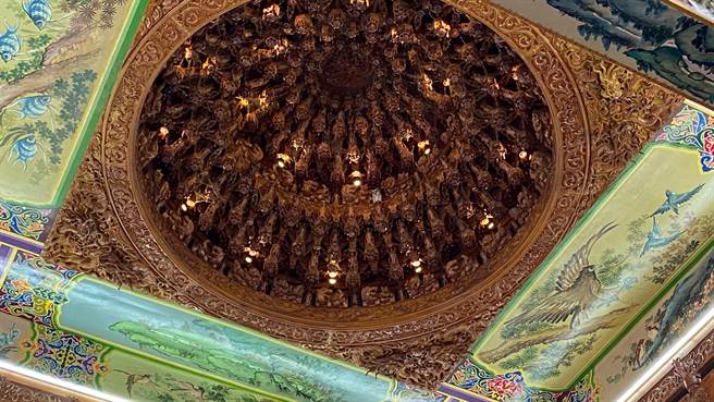 猫头鹰因身形与藻井造型相似，几乎融为一体。（深海鱼提供∕吕妍庭嘉义传真）